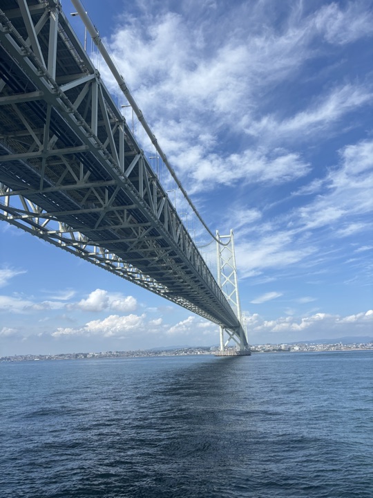 海の上から見上げる明石海峡大橋