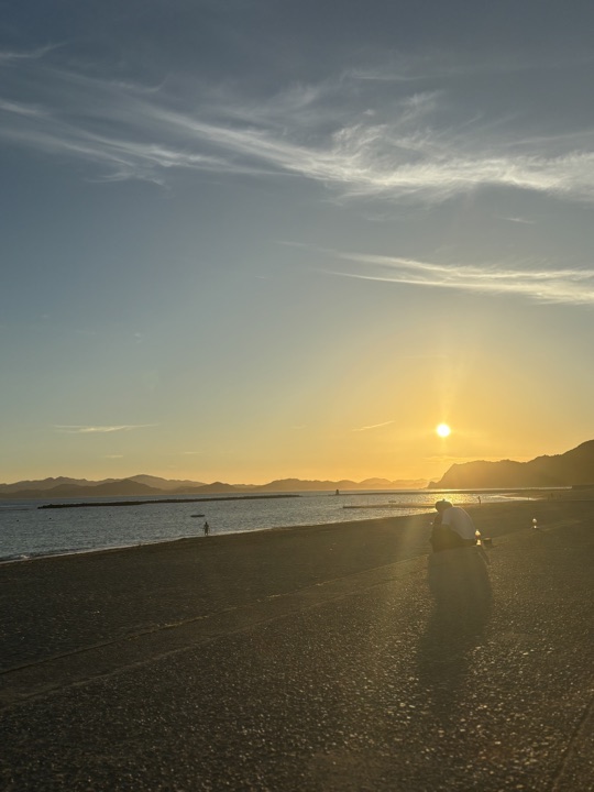 夕暮れの浜辺でくつろぐひととき