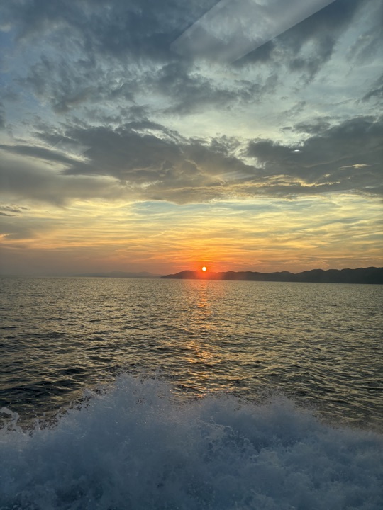 船の上から眺める瀬戸内の夕焼け