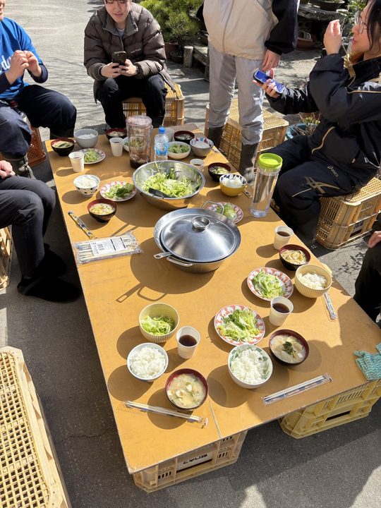 みんなで鍋料理を囲む島の食卓